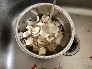 19、炒牛肉也可以温婉清雅➕白百合小炒牛肉,鲜百合一片片剥去花瓣，在清水中小心洗去泥沙脏东西