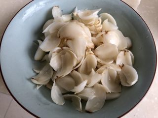 22、炒牛肉也可以温婉清雅➕白百合小炒牛肉,水再开，即可把百合捞出控水备用