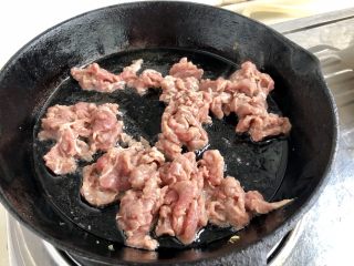 24、炒牛肉也可以温婉清雅➕白百合小炒牛肉,滑炒到牛肉表面变色，盛出备用