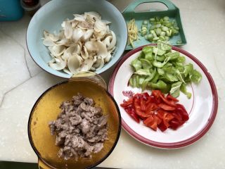 25、炒牛肉也可以温婉清雅➕白百合小炒牛肉,全部食材准备好