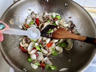 31、炒牛肉也可以温婉清雅➕白百合小炒牛肉,尝下咸淡，根据个人口味添加少许食盐，翻炒均匀即可出锅