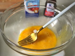 2、雜莓竪果可頌布丁,雞蛋打散