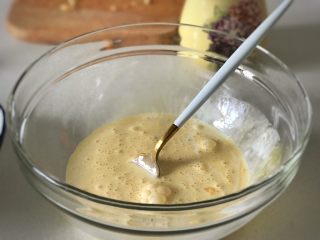 3、雜莓竪果可頌布丁,雞蛋、淡奶油、香草精和糖混合攪勻