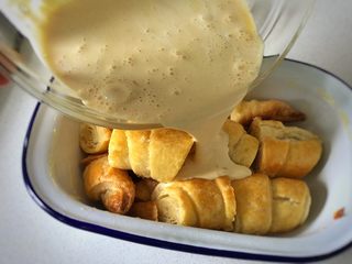 4、雜莓竪果可頌布丁,倒入布丁烤盤