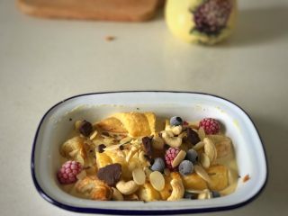 5、雜莓竪果可頌布丁,最後將雜果、堅果和巧克力撒在表面