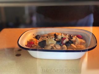 6、雜莓竪果可頌布丁,放進烤箱180度烘烤25分鐘