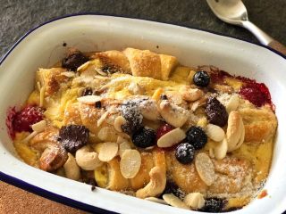 7、雜莓竪果可頌布丁,表面撒上糖粉即可。