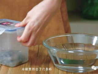 1、【深夜鲜虾面】我说它鲜得掉眉毛 你们信吗 不信你试试^_^,虾洗干净控干水，葱姜洗净切好。