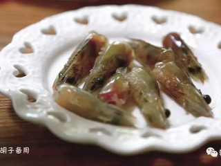 2、【深夜鲜虾面】我说它鲜得掉眉毛 你们信吗 不信你试试^_^,把虾头切下，胡须剪掉。