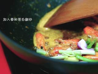 4、【深夜鲜虾面】我说它鲜得掉眉毛 你们信吗 不信你试试^_^,7 加入姜和葱白翻炒