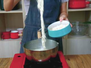 6、【深夜鲜虾面】我说它鲜得掉眉毛 你们信吗 不信你试试^_^,12 煮面条了  什么面条随意