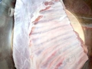 1、土豆烤羊排,备料：冷冻的羊排自然解冻，泡去血水，洗净备用