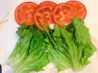 1、家庭版芝士牛肉汉堡,切四片番茄，2片生菜洗干净沥干水