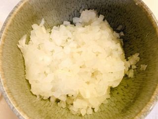 2、家庭版芝士牛肉汉堡,洋葱切粒