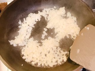 3、家庭版芝士牛肉汉堡,冷锅热油，放入洋葱翻炒均匀，炒至发黄缩小就可以出锅