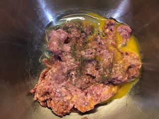 4、家庭版芝士牛肉汉堡,牛肉搅烂加入胡椒粉，一个鸡蛋，炒好的洋葱，搅拌均匀