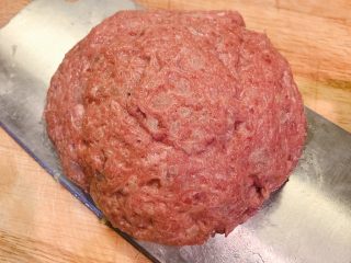 5、家庭版芝士牛肉汉堡,牛肉搓圆压扁待用