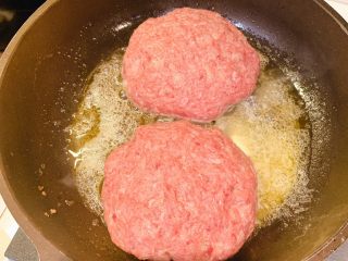 6、家庭版芝士牛肉汉堡,小火放入牛油（放多点）然后放入牛肉，小火慢煎，两面要不停翻转，中间可以用牙签插多点孔