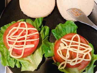 7、家庭版芝士牛肉汉堡,汉堡包底部擦满番茄酱，依次铺上生菜、番茄、挤上沙拉酱待用