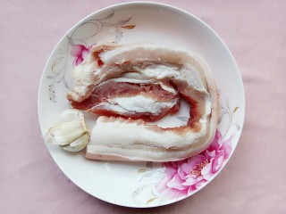 1、电饭锅+卤五花肉,准备好五花肉和蒜头
