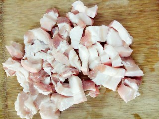 2、电饭锅+卤五花肉,五花肉洗干净切小块