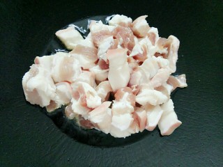 3、电饭锅+卤五花肉,锅里油热放入五花肉煎一下