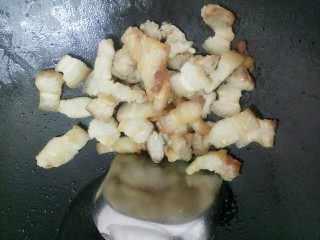 4、电饭锅+卤五花肉,煎好的五花肉用锅勺顶在锅边沥干油