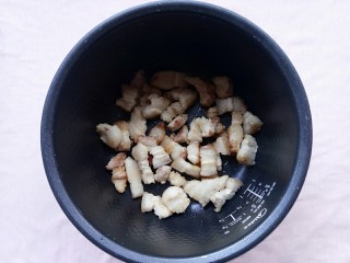 5、电饭锅+卤五花肉,沥干油后再放入电饭锅内