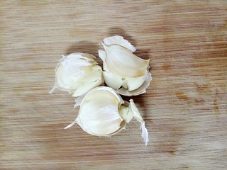 6、电饭锅+卤五花肉,蒜头用刀拍扁