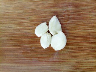 7、电饭锅+卤五花肉,拍扁后容易去皮