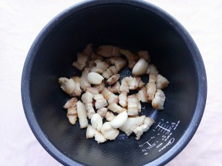 8、电饭锅+卤五花肉,去皮好的蒜头也放入电饭锅内