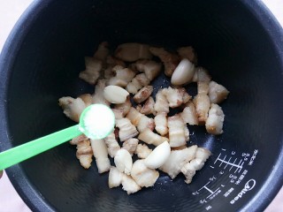 9、电饭锅+卤五花肉,再加入两勺盐