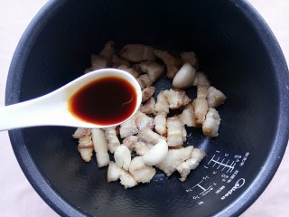 10、电饭锅+卤五花肉,和两勺酱油