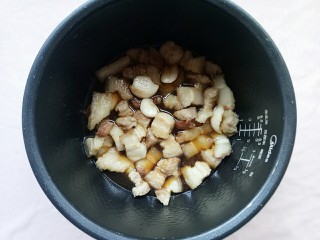 11、电饭锅+卤五花肉,最后加入水，水平敷过五花肉即可搅拌一下