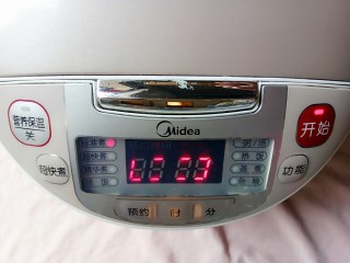 12、电饭锅+卤五花肉,然后按下煮饭键开始煮