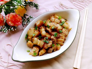 14、电饭锅+卤五花肉,撒上少许葱花就可以咯