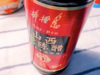 2、舌尖上的翡翠碧玉——陈醋腊八蒜,准备山西老陈醋。老陈醋的生产至今已有3000年余年的历史。老陈醋如酒一般，越陈越香。不仅佐餐开胃下饭助消化，还有杀菌消毒之功效。