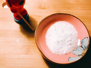 3、舌尖上的翡翠碧玉——陈醋腊八蒜,准备绵白糖。