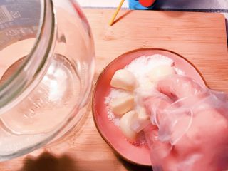 4、舌尖上的翡翠碧玉——陈醋腊八蒜,大蒜的主要作用是由于大蒜中含硫挥发物43种，硫化亚磺酸（如大蒜素）酯类13种、氨基酸9种、肽类8种、甙类12种、酶类11种。醋泡大蒜的功效包括止咳平喘、解毒散瘀、降脂降压等。对于适应不了太酸口味的食用者，可以用绵白糖的甜味来调和酸味。做法是将大蒜去皮，蘸上绵白糖。