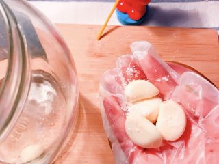 5、舌尖上的翡翠碧玉——陈醋腊八蒜,大蒜中含有200多种有益身体健康的物质，其中蛋白质、维C、维E、铁、硒等营养物质和微量元素含量都很高，但是，大蒜口味辛辣。为丰富其食用口感，可以采用绵白糖揉搓蒜瓣儿的方法，减少大蒜的辛辣口味。