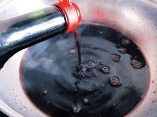 7、舌尖上的翡翠碧玉——陈醋腊八蒜,山西老陈醋是中国四大名醋之一。以高粱为主料。先加入多量酒曲，采用低温酒精进行发酵，然后再拌入谷糠麸皮经醋酸发酵。一半醋醅进行熏醅，另一半醋醅进行淋醋，以所得醋液再浸泡熏醅，淋得新醋。新醋再经夏日伏晒、冬季捞冰的长期陈酿和浓缩工序制成。在陈醋腊八蒜的制作过程中，取一瓶500 mL的山西老陈醋倒入锅内。