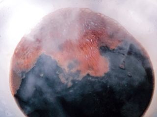 8、舌尖上的翡翠碧玉——陈醋腊八蒜,在适宜烧水的2100度下，煮沸。加热的陈醋有很好的抑菌和杀菌作用，能有效预防肠道疾病、流行性感冒和呼吸疾病。