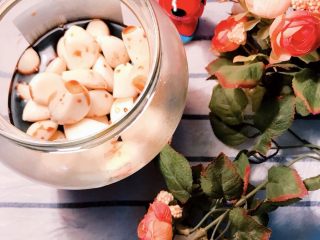 9、舌尖上的翡翠碧玉——陈醋腊八蒜,趁热倒入盛有大蒜的罐头瓶内，以促进陈醋迅速浸入到大蒜的表皮细胞中。