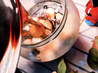 10、舌尖上的翡翠碧玉——陈醋腊八蒜,陈醋高度以没过大蒜的高度为宜。