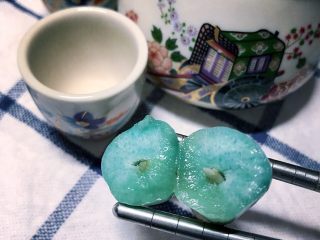 14、舌尖上的翡翠碧玉——陈醋腊八蒜,腊八蒜通体碧绿，辛辣适口。