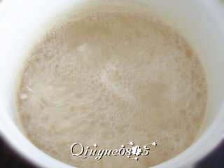 5、地方菜　皮蛋瘦肉粥 ,水开后把剩米饭放进去，煮10来分钟左右。