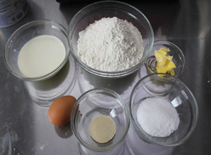 1、香气迷人的肉桂卷,准备好材料