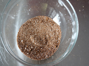 5、香气迷人的肉桂卷,把黑砂糖和肉桂粉混合均匀备用