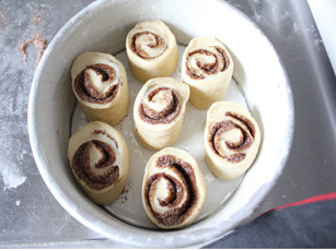 11、香气迷人的肉桂卷,放入模具