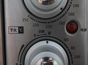 12、香气迷人的肉桂卷,放入烤箱启动发酵功能